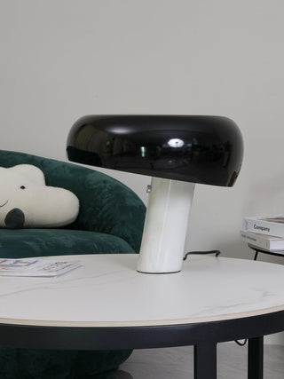 Dekorative Tischlampe mit Marmor-Details