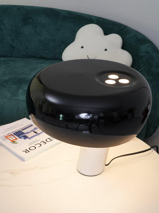 Dekorative Tischlampe mit Marmor-Details