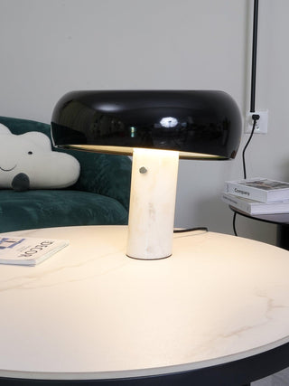 Dekorative Tischlampe mit Marmor-Details