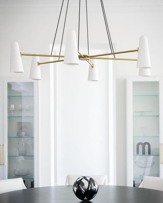 Eleganter Glas-Kronleuchter mit mehreren Köpfen