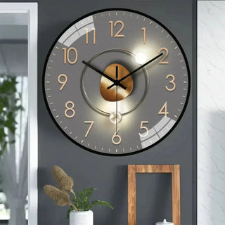 Moderne Wanduhr mit schlanker LED-Wandleuchte