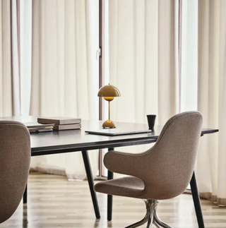 Moderne Touch-Tischleuchte mit Kuppelschirm