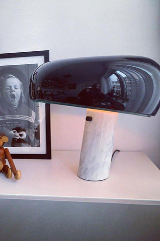 Dekorative Tischlampe mit Marmor-Details
