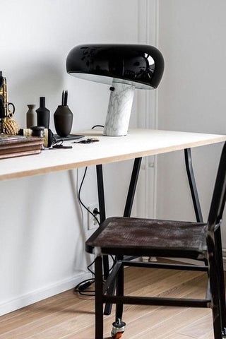 Dekorative Tischlampe mit Marmor-Details