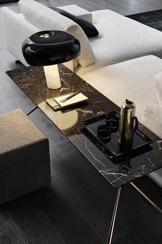 Dekorative Tischlampe mit Marmor-Details