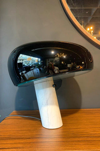 Dekorative Tischlampe mit Marmor-Details