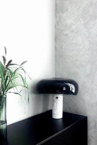 Dekorative Tischlampe mit Marmor-Details