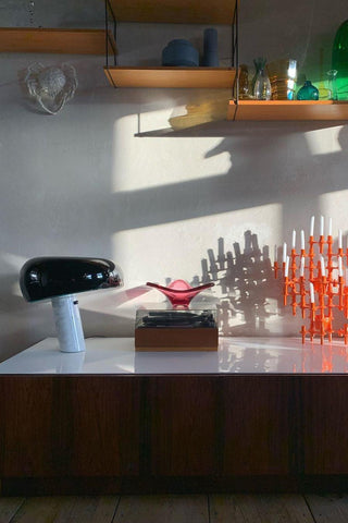 Dekorative Tischlampe mit Marmor-Details