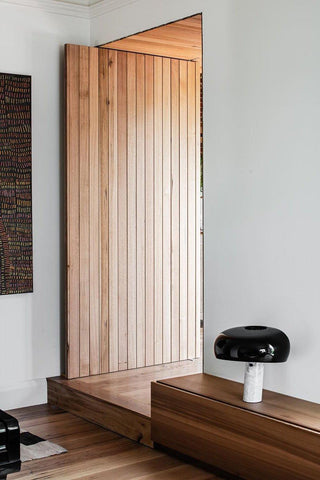 Dekorative Tischlampe mit Marmor-Details