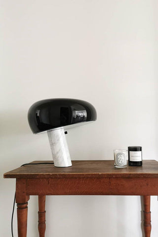 Dekorative Tischlampe mit Marmor-Details