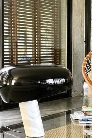 Dekorative Tischlampe mit Marmor-Details