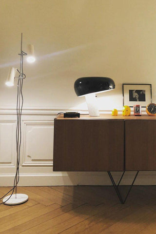 Dekorative Tischlampe mit Marmor-Details