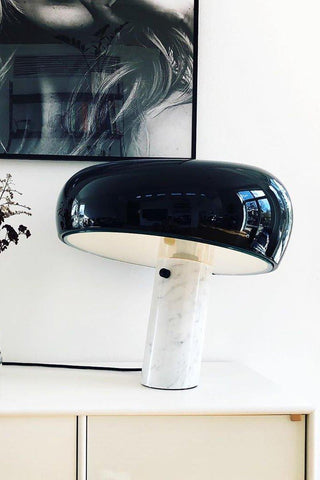 Dekorative Tischlampe mit Marmor-Details