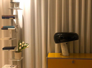 Dekorative Tischlampe mit Marmor-Details