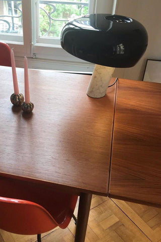 Dekorative Tischlampe mit Marmor-Details