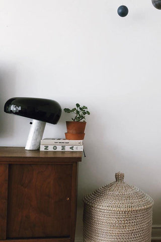 Dekorative Tischlampe mit Marmor-Details