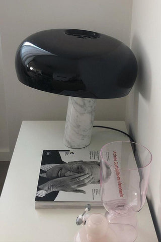 Dekorative Tischlampe mit Marmor-Details