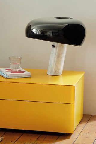 Dekorative Tischlampe mit Marmor-Details