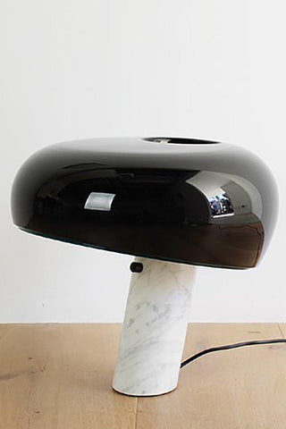 Dekorative Tischlampe mit Marmor-Details