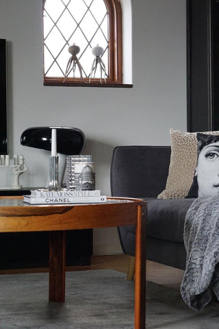 Dekorative Tischlampe mit Marmor-Details