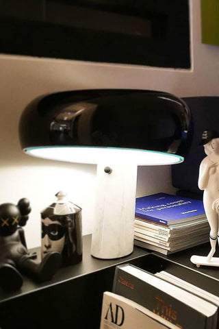 Dekorative Tischlampe mit Marmor-Details