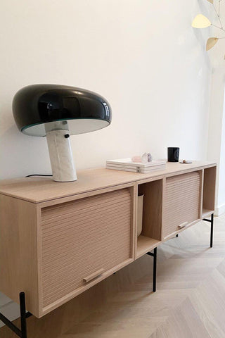 Dekorative Tischlampe mit Marmor-Details