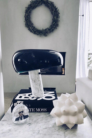 Dekorative Tischlampe mit Marmor-Details