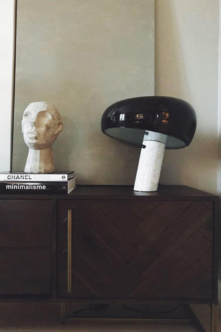 Dekorative Tischlampe mit Marmor-Details