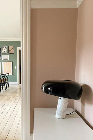 Dekorative Tischlampe mit Marmor-Details