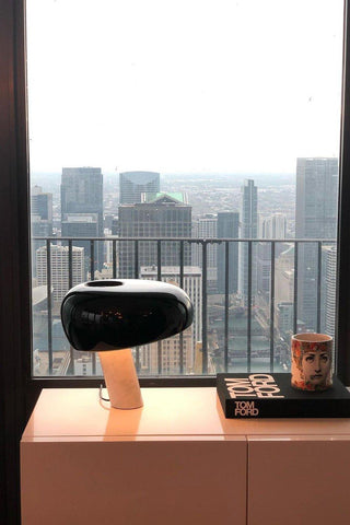 Dekorative Tischlampe mit Marmor-Details