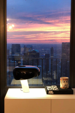 Dekorative Tischlampe mit Marmor-Details