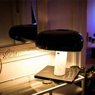 Dekorative Tischlampe mit Marmor-Details