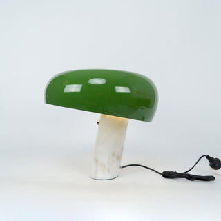 Dekorative Tischlampe mit Marmor-Details