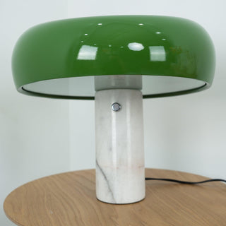 Dekorative Tischlampe mit Marmor-Details